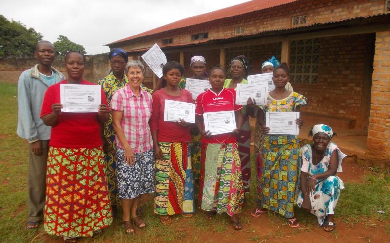 Isiro (RDC) Con un grupo de mujeres que han obtenido un certificado después del curso de alfabetización