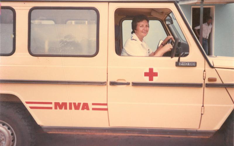 Pilar Cacho, conduciendo la ambulancia del Hospital de Nembudziya (Zimbabue, años 80)