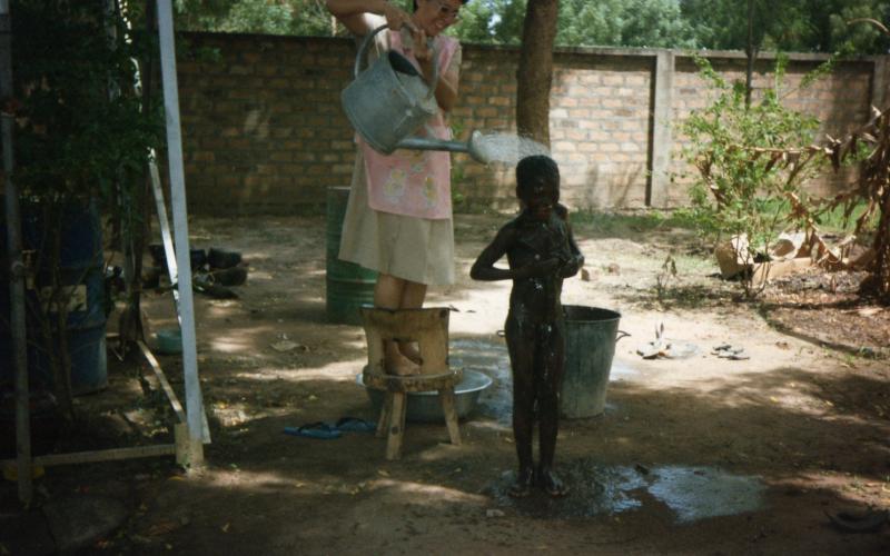 Bedjondo (Chad) Duchando a “Nanajoo” un niño de la calle 