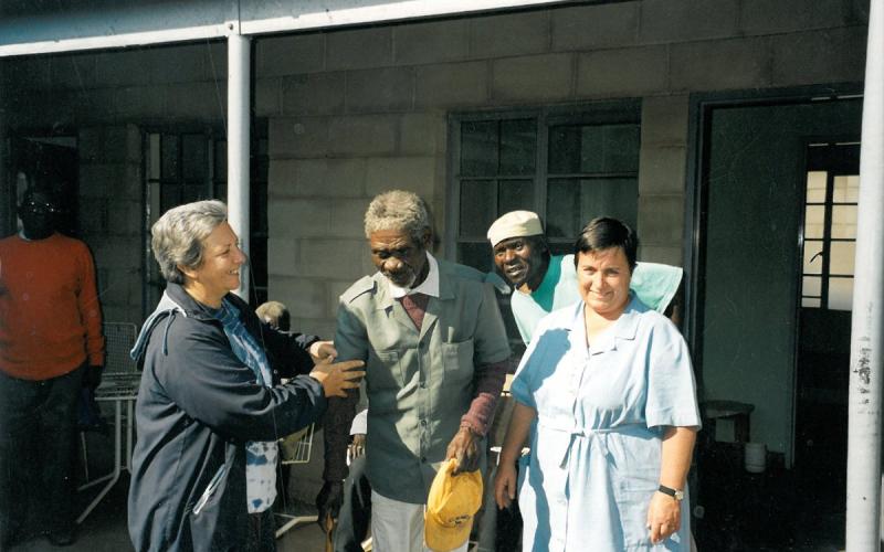 Rosa Abad (derecha), en la casa de ancianos de Dete, junto a Pilar Cacho (izquierda)