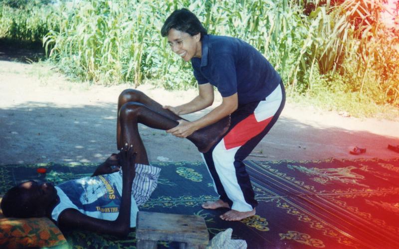 Doba (Chad) Con Richard Malodé, un niño al que le salvamos la vida. Aquí haciéndole rehabilitación 