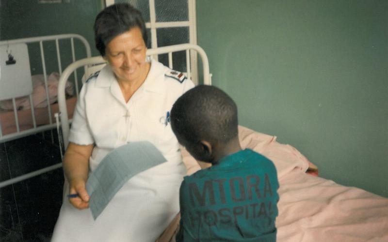 Pilar Cacho, atendiendo a un niño en el hospital (años 80)