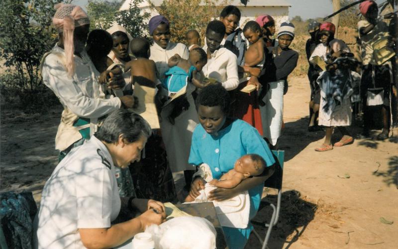 Pilar Cacho atiende a las familias en los alrededores de Nembudziya (años 90)
