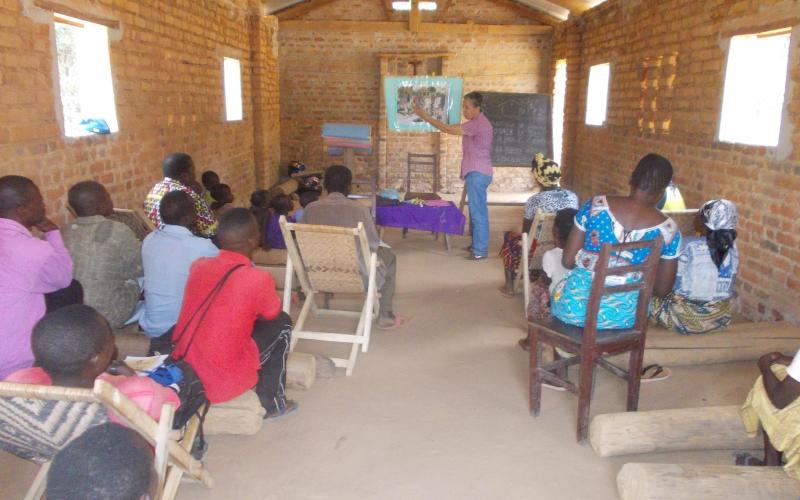 Abone (RDC) sensibilización para iniciar la alfabetización de adultos