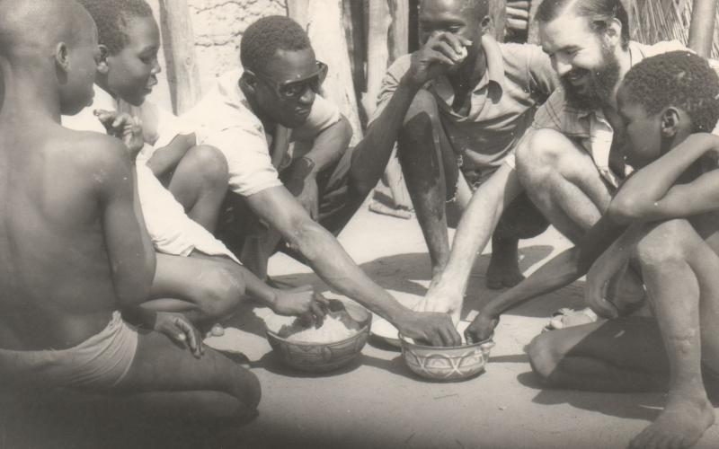 1976 Tolkaba - Comiendo la bola con mis amigos Ngassuma y Gangabo