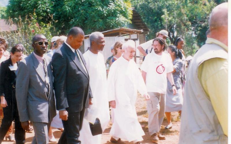 Chema Caballero junto a Kofi Annan durante su visita a Sierra Leona en julio de 1999