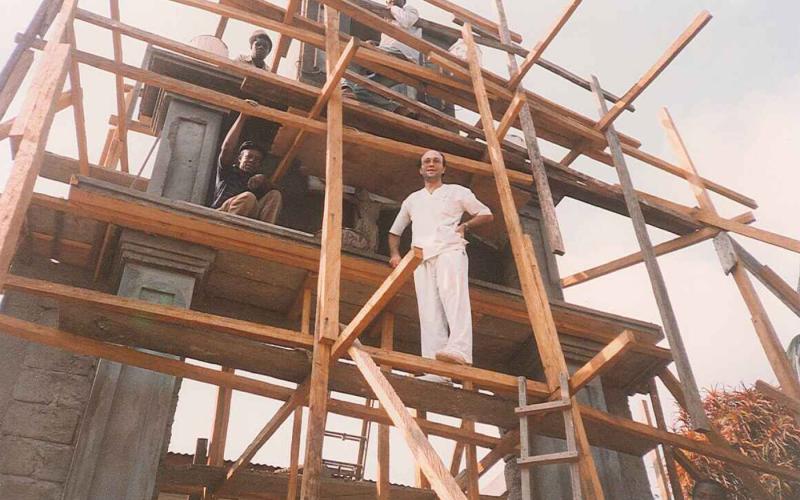Construcción de iglesia en acampado del Hospital de Nguti (Camerún, 1992)