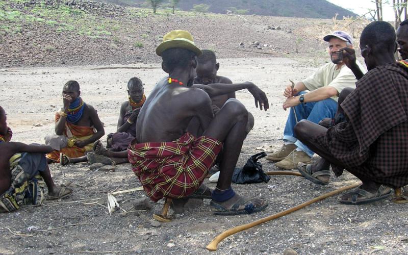 Primeros contactos con los habitantes de Kalapata, al oeste del lago Turkana