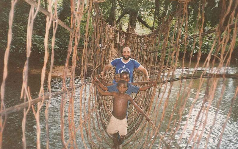 Puente para cruzar el río en Bayele, a 4 Km de Nguti (Camerún, 1990)