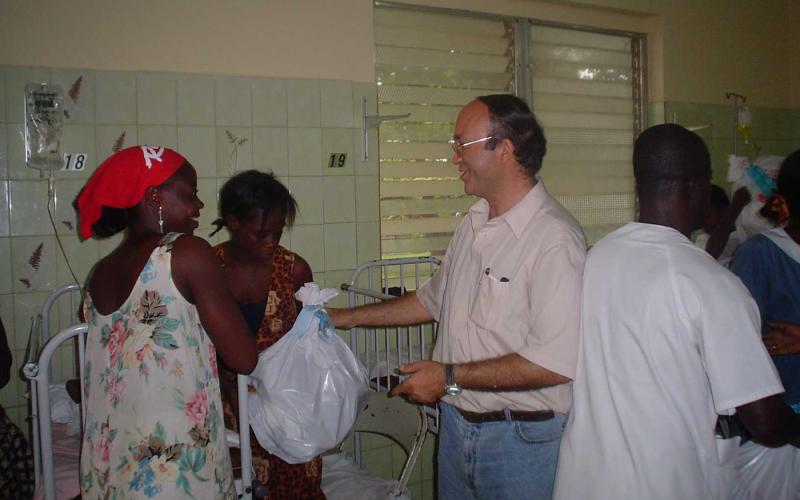Reparto de regalos en Navidad en el Hospital de Monrovia (Liberia, 2006)