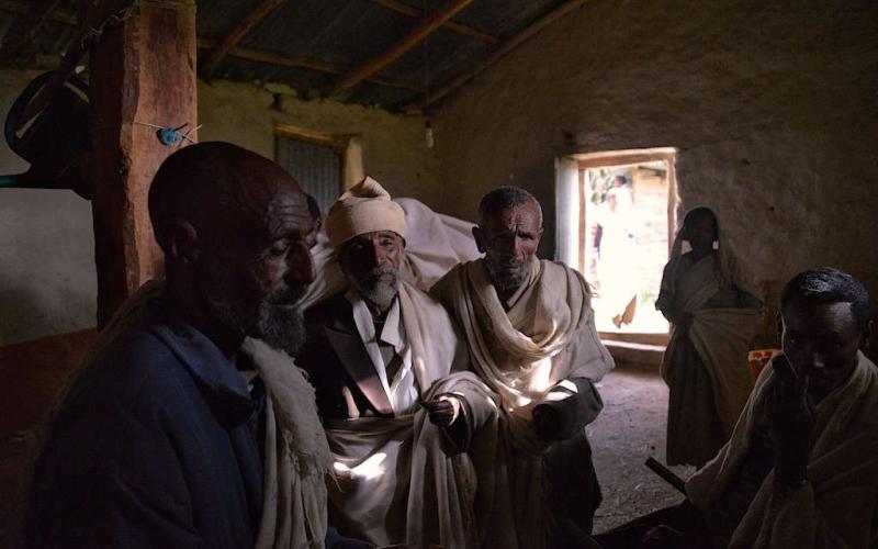 Reunión con un sacerdote en Tigray (Imagen: Rod Waddington/Flickr)